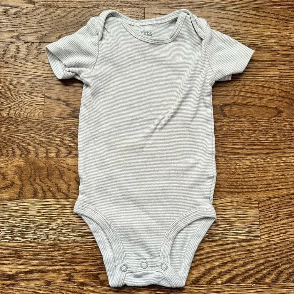 Carter’s grey and white short sleeve onesie bundle, size 6 months (set of 4)